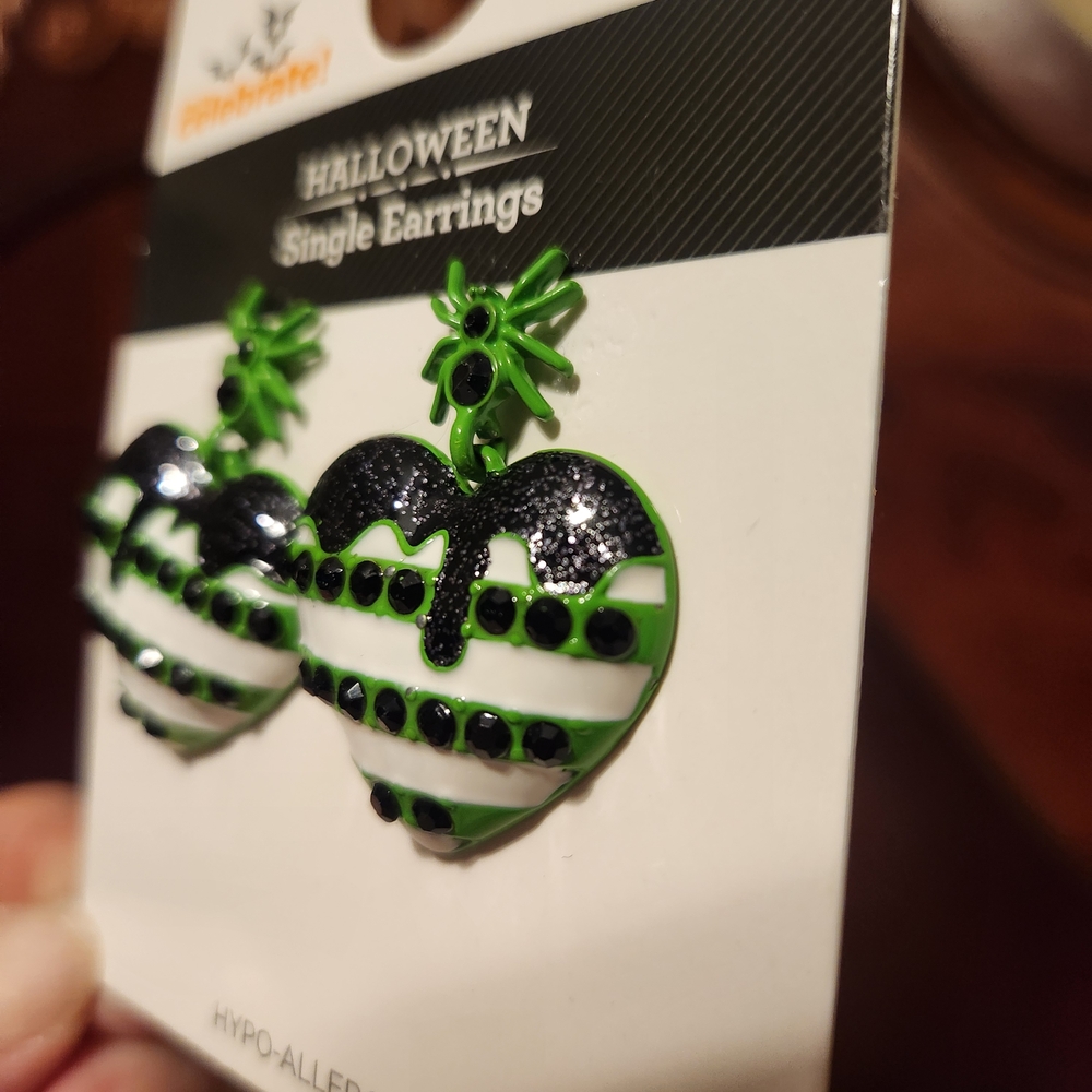 Halloween Heart Earrings with Spider Design Black & Green NWT - Picture 3 of 3